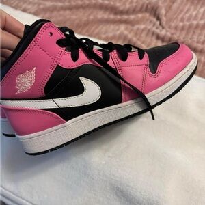 Youth size 6.5 (but fit a womens 8). Worn once or twice but basically brand new